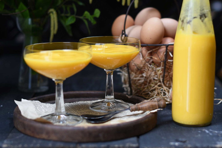 With a thicker consistency, advocaat can also be spooned over desserts.