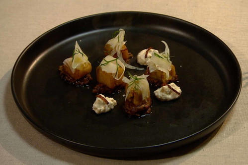 Sandras Hauptgang: Auberginen-Tapenade mit veganer Crème fraîche aus Cashew Nüssen, Fenchel und Safransauce