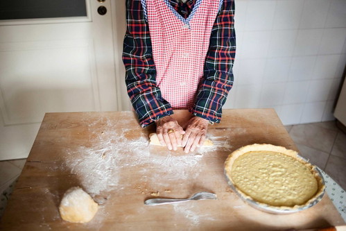 5. Den Teig in Streifen schneiden
Die Teigreste erneut ausrollen und mit einem Teigrad (wie es etwa für Ravioli&nbsp;verwendet wird) in Streifen schneiden, die lang genug sind, dass sie über die ganze Pastiera gelegt werden können.
