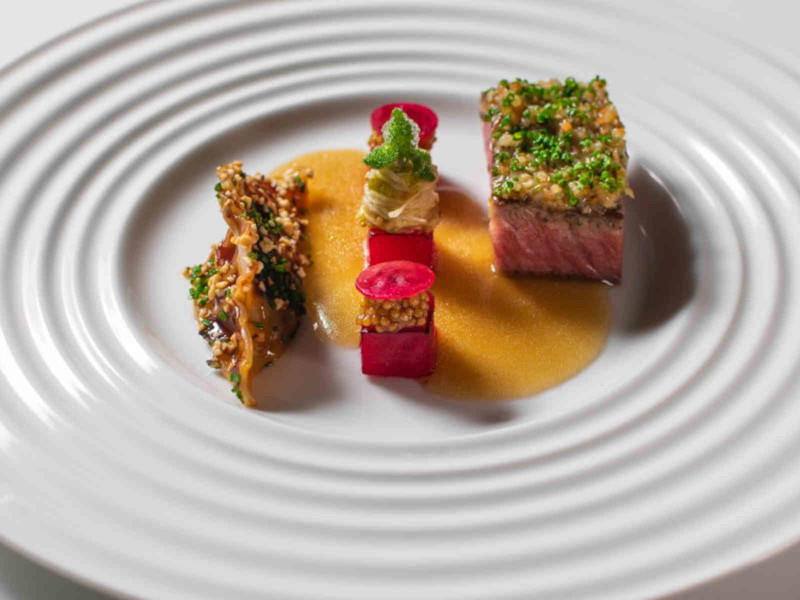 Die Hauptkomponenten des Gerichts von Valentin Krehl sind Beiried-Steak, Senfsaat, Gioggia Bete und Lauchzwiebel.