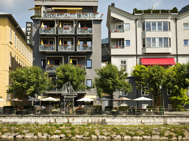 Das Hotel Goldenes Schiff liegt direkt an der Traun.