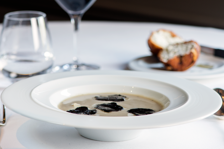 Die Artischockensuppe mit schwarzen Trüffeln, erdacht vom Drei-Sterne-Koch Guy Savoy, wird erst mit Blätterteig-Brioche und Trüffelbutter perfekt.