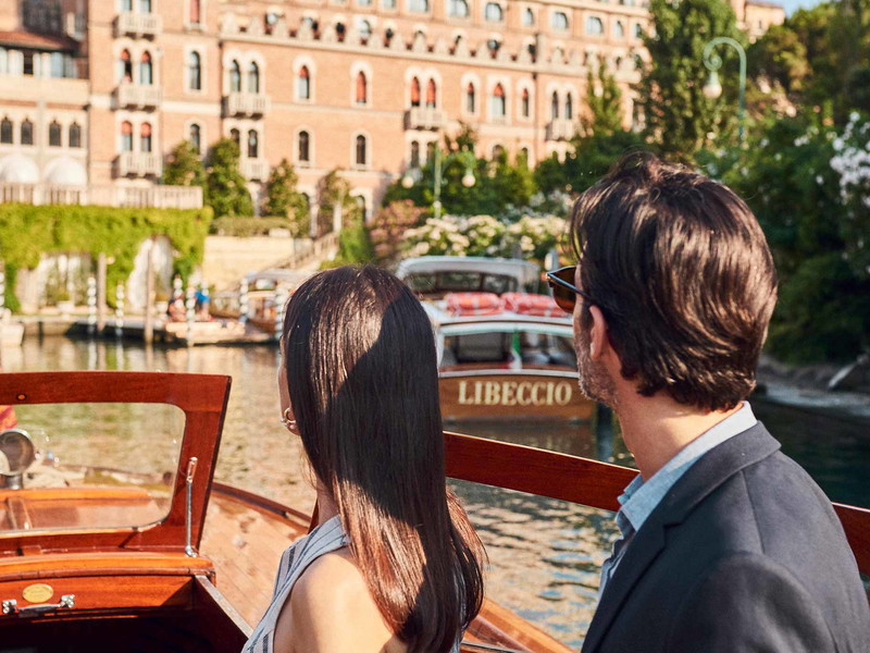 Mit dem hoteleigenen Schnellboot erreichen die Gäste des »Hotel Excelsior Venice Lido Resort«&nbsp;das historische Zentrum Venedigs in nur 20 Minuten.
