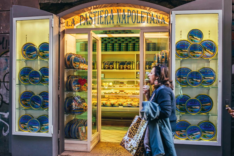 Einst war die Torte nur zu Ostern zu bekommen, mittlerweile widmen sich eigene Geschäfte der »Regina delle Torte«. Besonders gut schmeckt sie bei »Scaturcchio«, einer kleinen Konditorei-Kette.
