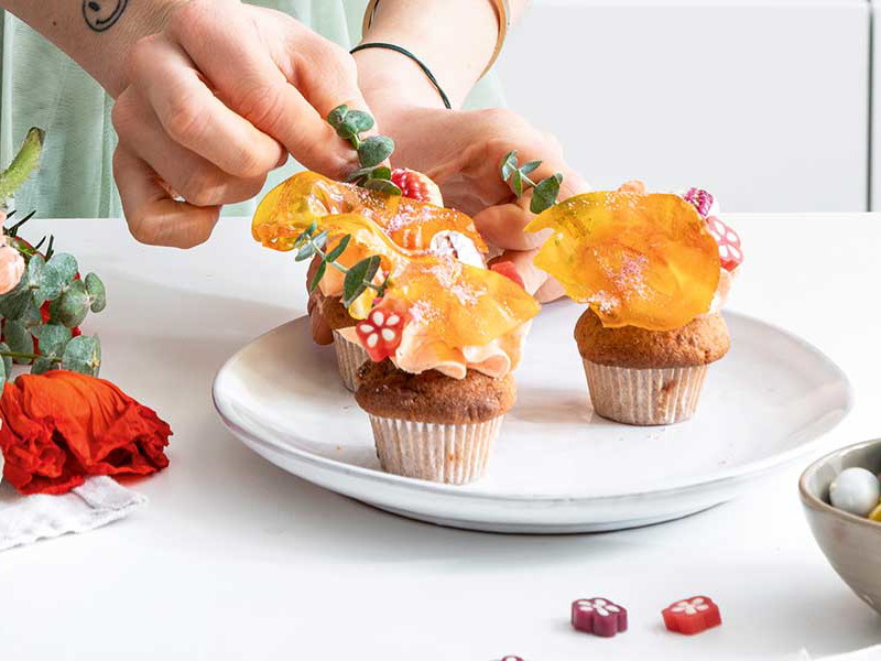 Zu Ostern blüht die Natur wieder auf und bietet eine farbenfrohe Fülle an veganen Genüssen.