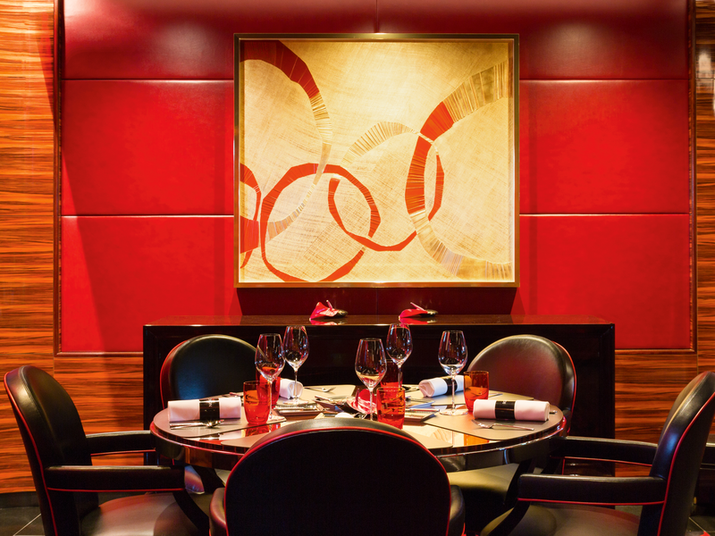 Weltläufigkeit trifft im Genfer «L'Atelier de Joël Robuchon» auf hohe Kochkunst.