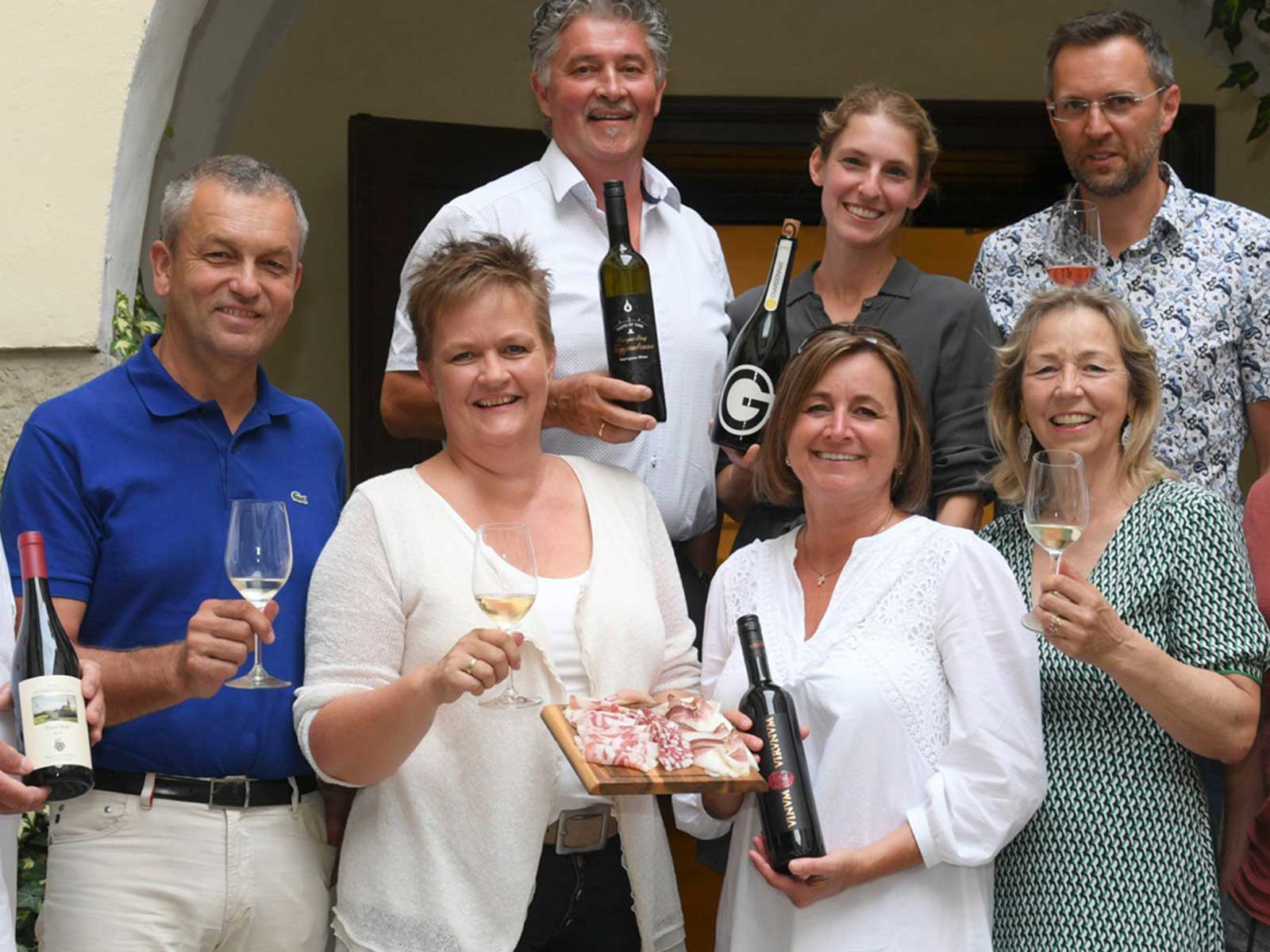 Die Marktplatz-Winzer bei einer Weinverkostung im Sommer 2021