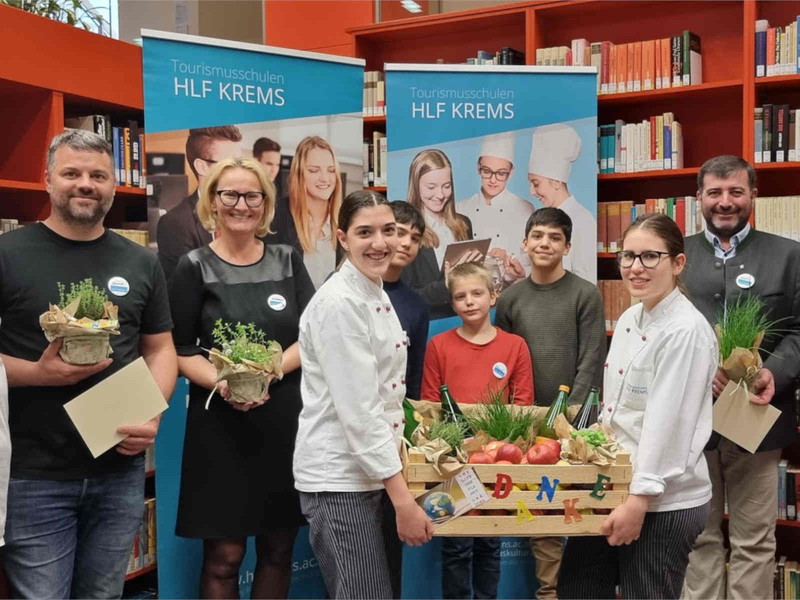 V. r.: Direktorin Birgit Wagner, Josef Edlinger, Chiara, Samuel, Eduard, Kristina, Samuel, Michaela Kamnik, Daniel Ruttinger und PL Gerhard Pachschwöll-Kral.