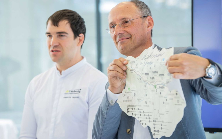 Wissen, wo es herkommt. Andreas Herbst hat für seine Gäste einen Wegweiser zu seinen Produzenten gemacht, Leo Bauernberger ist begeistert.&nbsp;&nbsp;