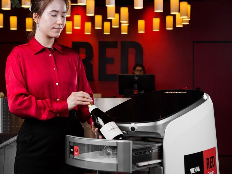 Service-Roboter Jeeves im Einsatz - mit menschlicher Unterstützung.