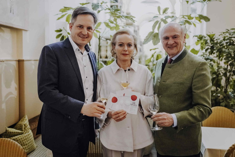 In gemeinsamer Mission für die Förderung junger Winzer (v.l.): Weinbaupräsident Johannes Schmuckenschlager, VieVinum-Organisatorin Alexandra Graski-Hoffmann und Landeshauptmann a.D. Erwin Pröll.