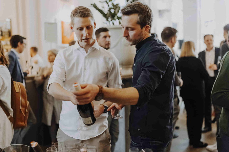 Die beiden Mentees Michael Bauer und Thomas Schuster beim Gustieren am Weinbuffet.