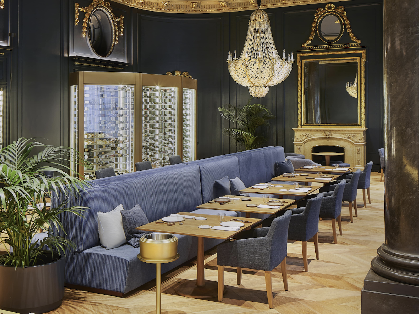 The gold and blue interior design of Amar Barcelona
