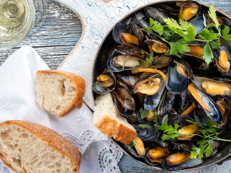 Miesmuscheln in Weißwein gibt's auch im »Blue Mare« in Hamburg.
