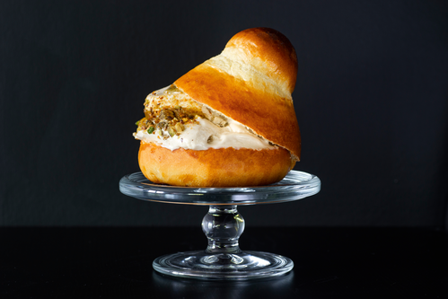 Sizilianisches Frühstück: Brioche mit Granita, hier noch verziert mit Pistazienkernen, versüsst jeden Morgen.