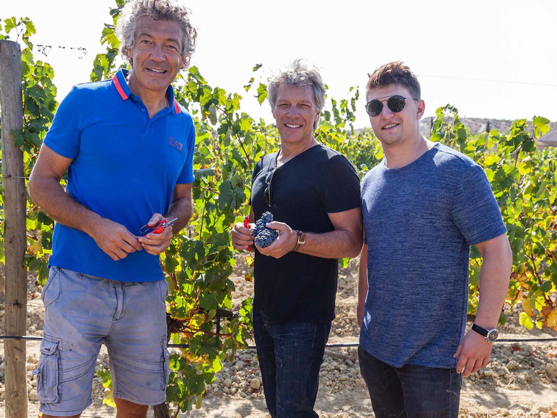 Top-Winzer Gérard Bertrand mit Jon Bon Jovi und seinem Sohn Jesse Bongiovi