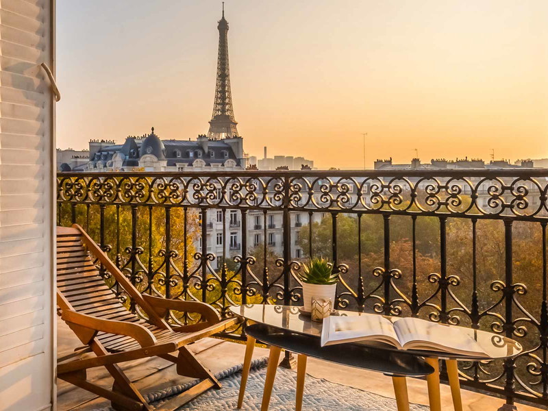 To accompany the gentle spring breeze, we recommend a dose of Parisian-style savoir-vivre.