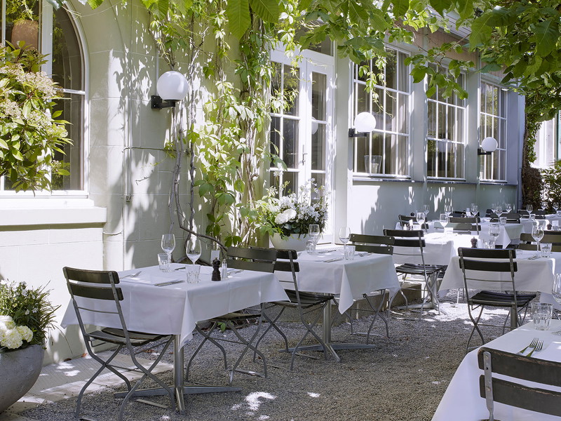 Im «Obstberg Garten» geniesst man bei schönem Wetter französische Brasserie-Klassiker.