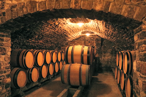 Zum behutsamen Sauerstoffeintrag in den Chablis sind gebrauchte Piècen das Mittel der Wahl – hier im Keller von Vincent Dauvissat.