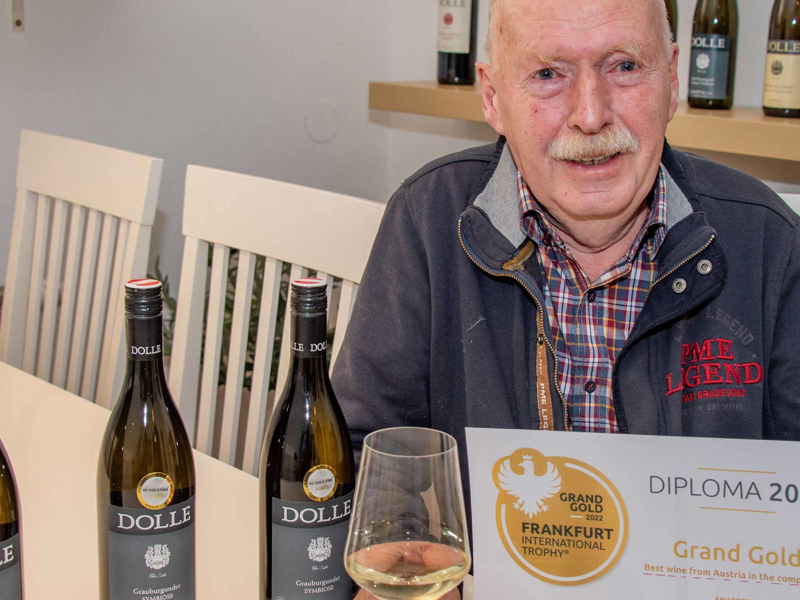 Peter Dolle mit seinem Siegerwein:&nbsp;dem »Grauburgunder Symbiose«