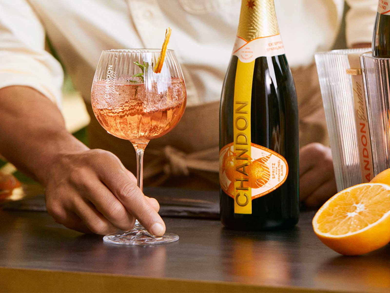 Perfect Serve mit getrockneter Orangenscheibe und Rosmarin oder Minze.