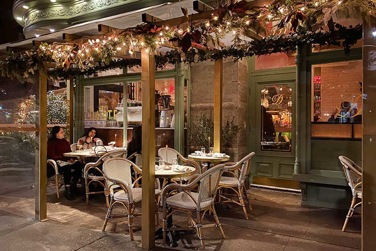 «Outdoor Dining»&nbsp;kam mit der Pandemie ins Stadtbild von New York - und ist gekommen, um zu bleiben. Hier am Beispiel des «Dante».