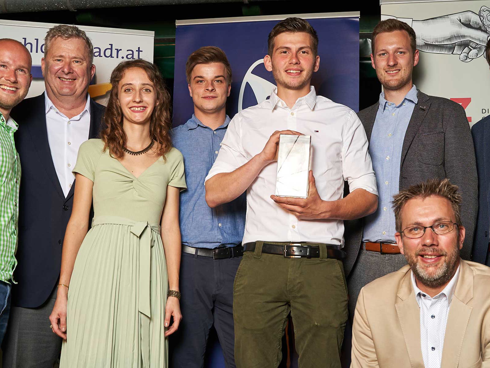 Die Finalisten der Schlossquadrat Trophy 2022:&nbsp;Andreas Knötzl, Chris Yorke, Kathrin Brachmann, Johannes Fritz, Wilfried Bauer, Mathias Prugmaier, Jürgen Geyer (1. Reihe kniend) und Paul Retzl (v.l.)