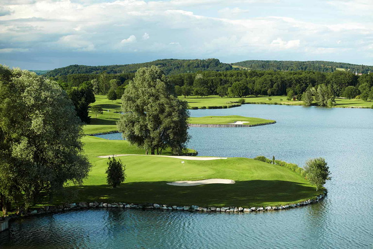 Die traumhafte Anlage auf Gut Murstätten bietet einen Championship Course, einen Public Course – und immer wieder Turnier-Events, die auch kulinarische Highlights der Südsteiermark in den Fokus rücken.