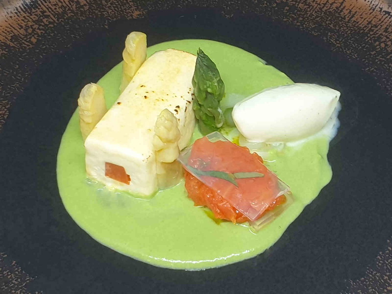 Leonie Breyner verarbeitet in ihrem Gericht Ziegenfrischkäse, dessen Produktion sie sich zuvor ansah.