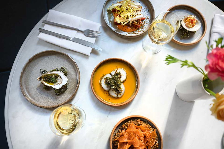 Aussen pfui - innen hui: Hinter einem unauffälligen Lieferanteneingang in der legendär düsteren Cortlandt Alley wartet im «Mena»&nbsp;Fine Dining mit chilenischem Touch.&nbsp;