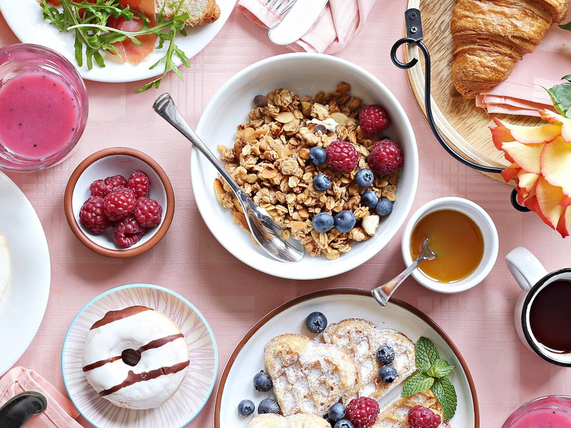Ein liebevoll gedeckter Tisch macht das Muttertagsfrüstück zu etwas ganz Besonderem.