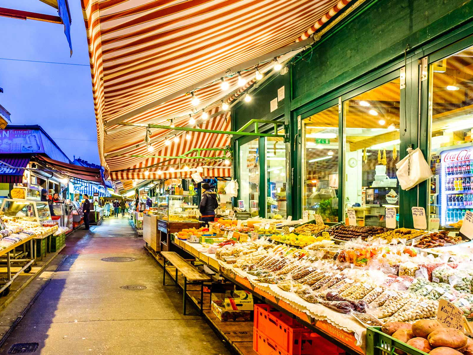 Am Naschmarkt gibt es neben lokalen Standlern auch Feinkostläden.