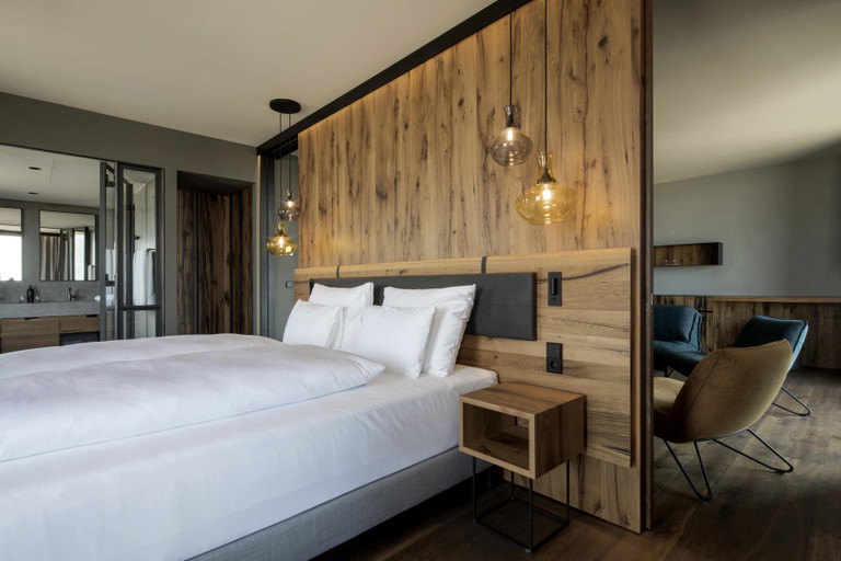 Elegant ohne seine burgenländischen Wurzeln zu verleugnen. Ein Zimmer im »The Resort«.