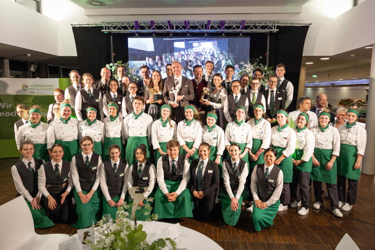 Das Tourismusschulen-Team mit den Preisträgern