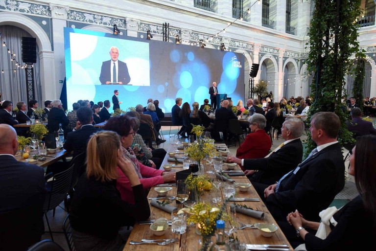 Bernd Aufderheide, Vorsitzender der Geschäftsführung der Hamburg Messe und Congress, sprach auf der Bühne.