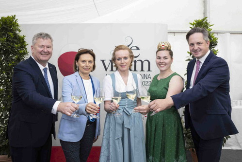 In Freude über die Rückkehr der&nbsp;VieVinum vereint (v. l.): Chris Yorke, GF Österreich Wein Marketing,&nbsp;Staatssekretärin Susanne Kraus-Winkler, VieVinum-Organisatorin Mag. Alexandra Graski-Hoffmann, Weinkönigin Diana I. und Weinbaupräsident Johannes Schmuckenschlager.