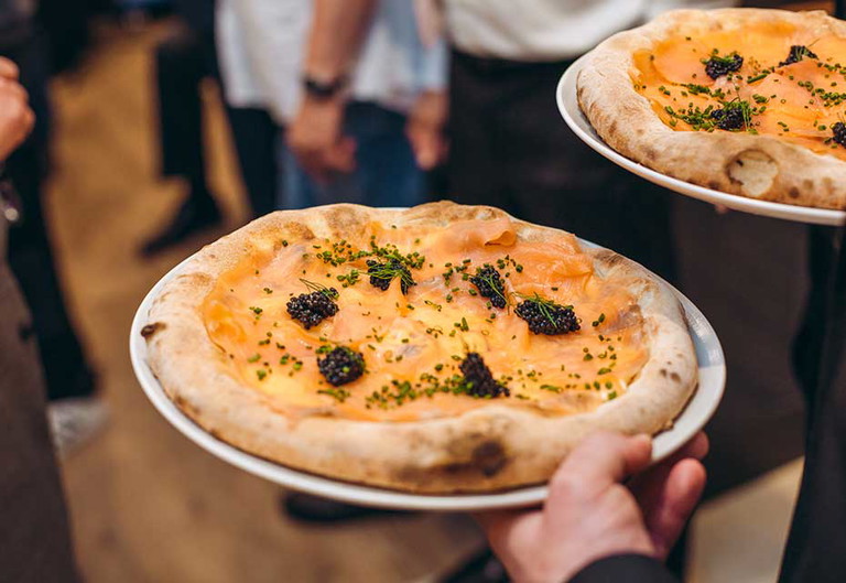 Die berühmte «Siganture»&nbsp;Pizza mit Räucherlachs, Dillcreme und Kaviar.&nbsp;