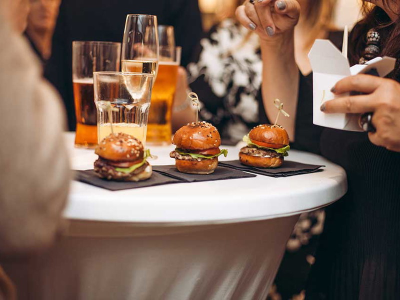 Die berühmten Mini-Burger gibt es nicht nur bei den Oscars, sondern auch am Flughafen Wien.
