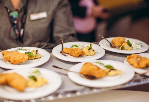 Auch Wiener Schnitzel wird im «Kitchen + Bar»&nbsp;serviert.