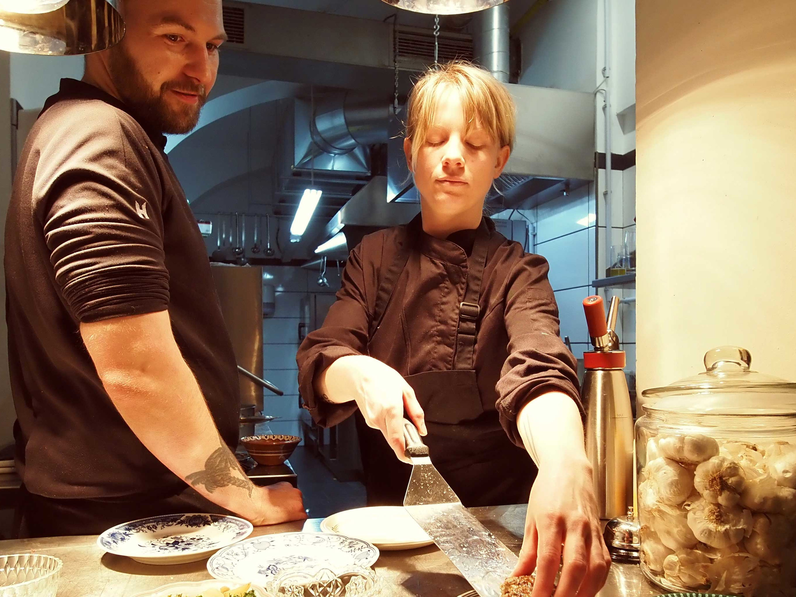 Küchenchef Wernher Schörkmayr und sein Team setzen auf Fermentation und frische Zutaten.