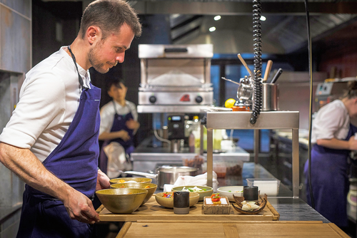 Junge Küche in altem Ambiente: Im »Au Fil du Zinc« in Chablis bietet Mathieu Sagardoytho in einer alten Mühle modern-kreative Küche aus besten Produkten.