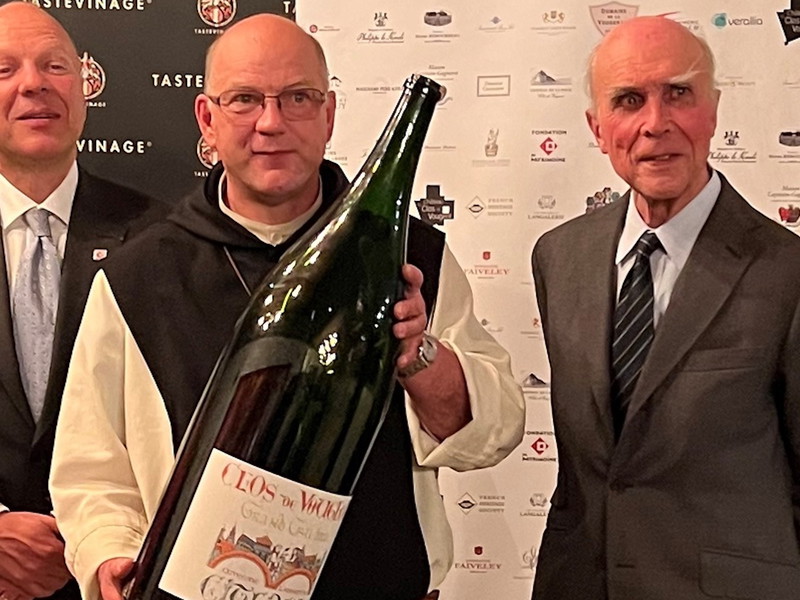 v.l.n.r: Guillaume Poitrinal, Präsident der »Fondation du patrimoine«, Dom Pierre-André Burton, Abt des Klosters Cîteaux, sowie Aubert de Villaine (DRC).