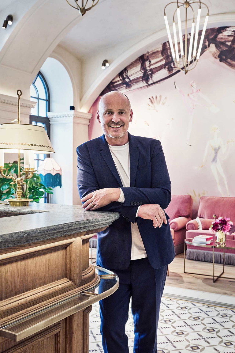 Hotelier Bernd Schlacher in der Lobby