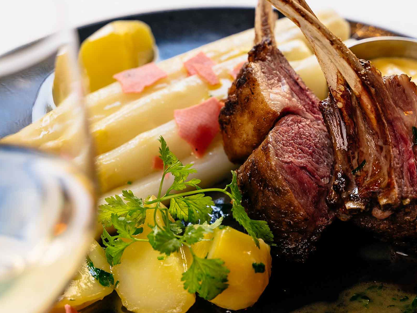 Feine Spargelgerichte komplettieren jetzt wieder die Speisekarte in der »Brasserie am Gendarmenmarkt« in Berlin.