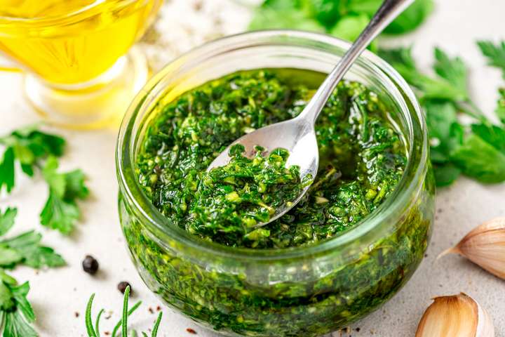 Mediterrane Kräuter gemixt mit Olivenöl und Knoblauch