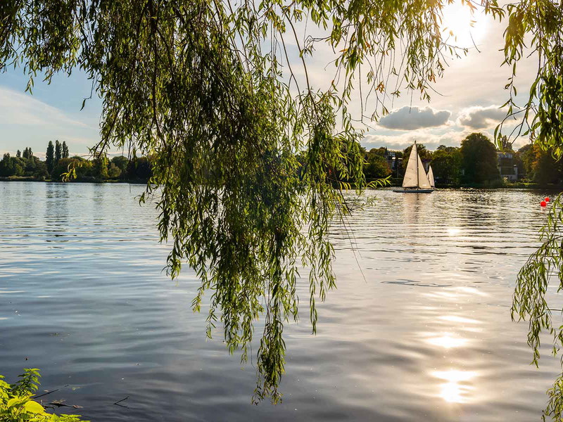 An warmen Tagen genießt man Hamburg am besten am Wasser.