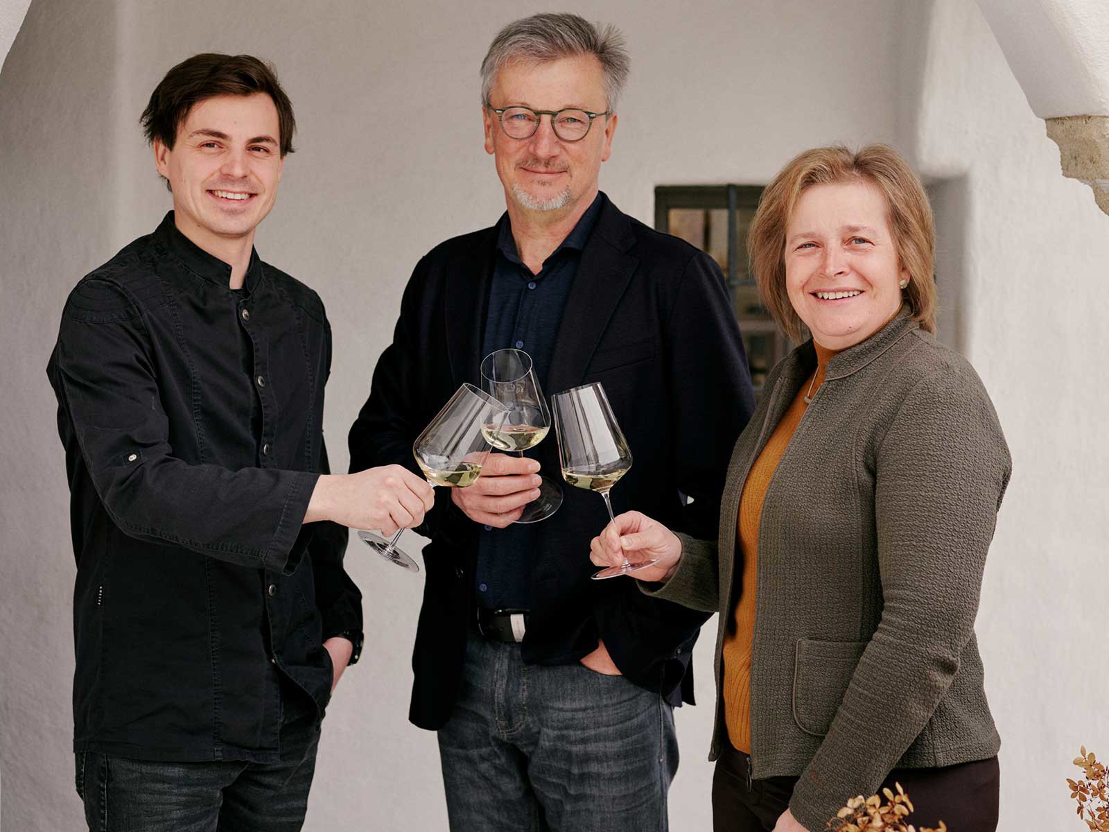 Marco Gangl, Josef &amp; Irene Fritz im Hof vom »Himmelreich«