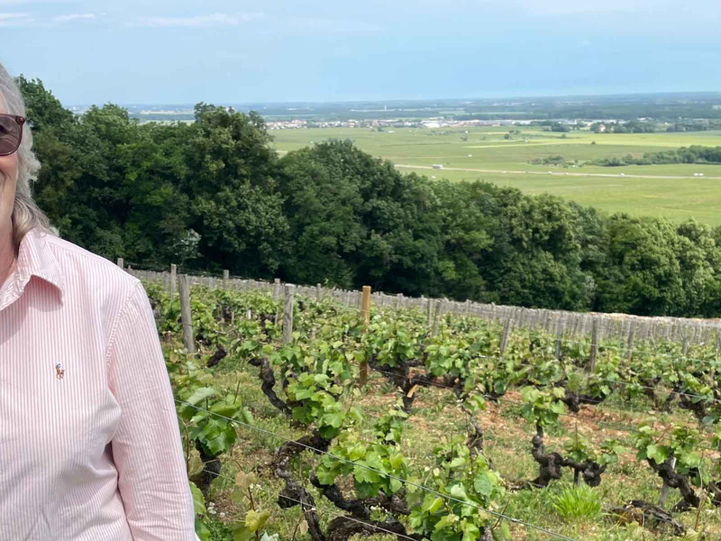 Rose-Marie Ponsot am Rand der 1911 gepflanzten Parzelle im Clos des Monts Luisants.