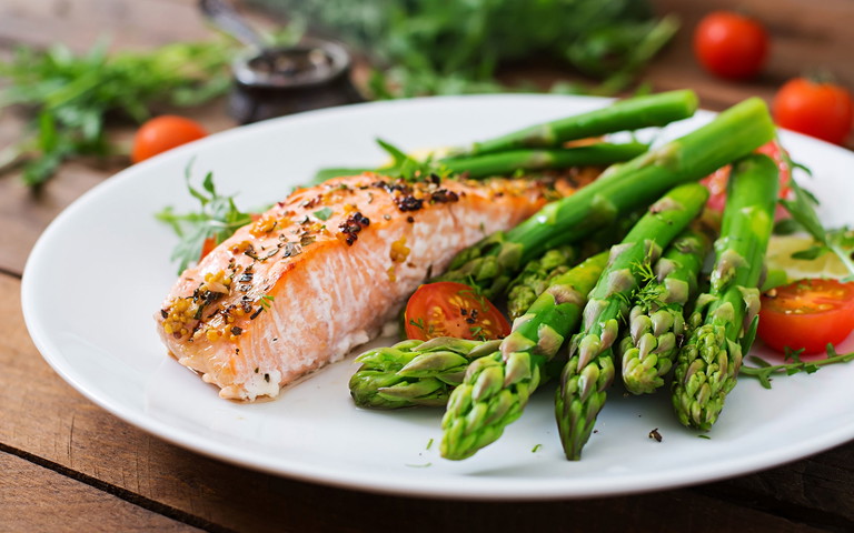 Spargel passt wunderbar zu Lachs. 