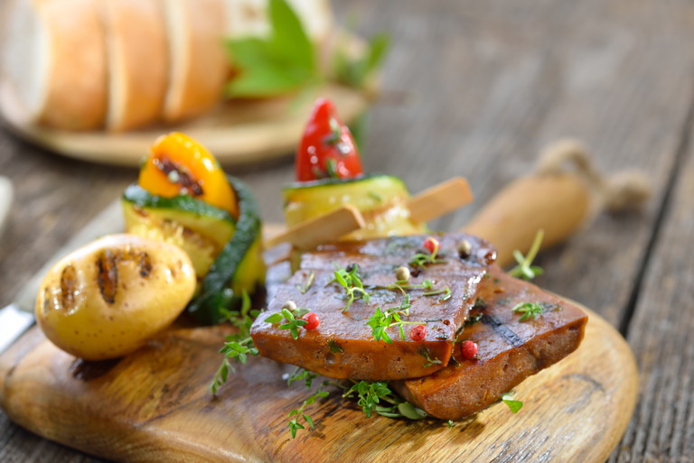 Vegane Fleischersatzprodukte kommen dem »Original« immer näher. Aber müssen sie das überhaupt?